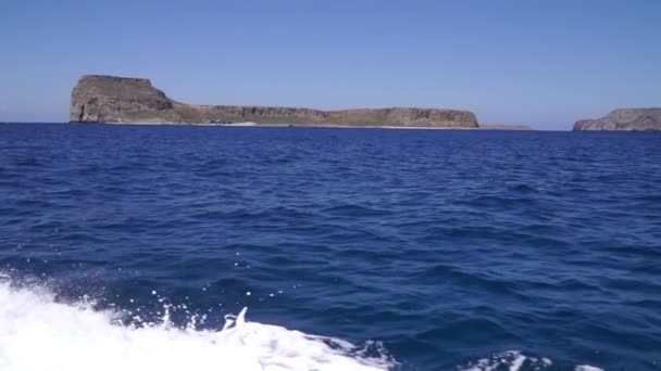 Modré moře a pobřeží, pohled z lodi. — Stock video
