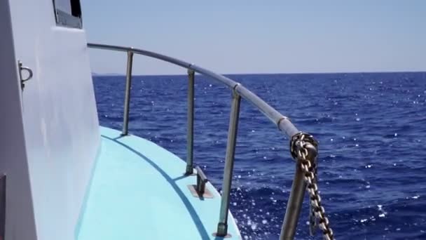 bateau flotte sur la mer, la proue du navire et les vagues .