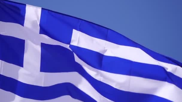 風に揺れるギリシャの国旗、クローズアップ. — ストック動画