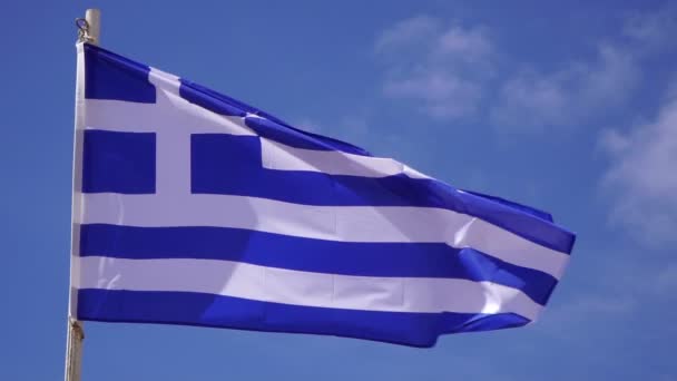 Griechische Flagge und blauer Himmel, Zeitlupe. — Stockvideo