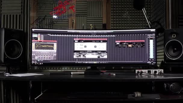 Recording Studio, monitor komputerowy. Inżynier dźwięku w miejscu pracy. — Wideo stockowe
