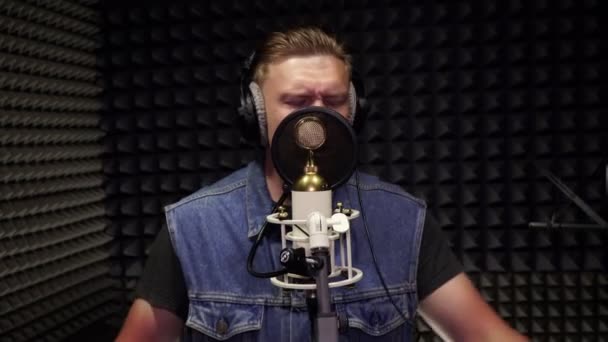 Το στούντιο ηχογράφησης, ένας άντρας τραγουδά σε ένα μικρόφωνο.. — Αρχείο Βίντεο