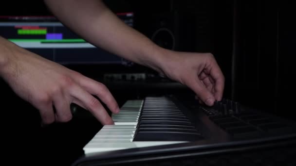 A man playing the synthesizer, close-up. — Stock Video