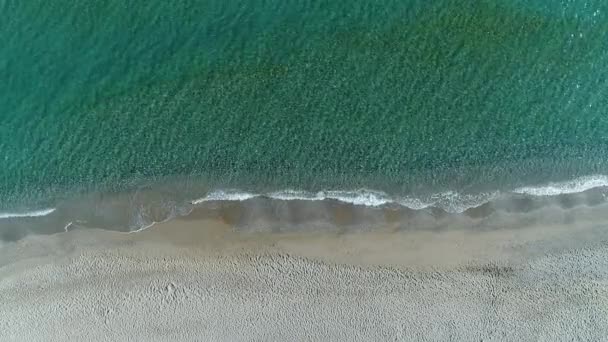 Красиве морське узбережжя, море і піщаний пляж, вид з повітря . — стокове відео