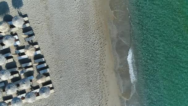 Όμορφη θάλασσα ακτή, τροπικές ομπρέλες και αμμώδη παραλία, εναέρια θέα. — Αρχείο Βίντεο
