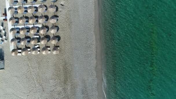 Vista aerea: bellissima costa del mare, spiaggia tropicale sabbiosa . — Video Stock