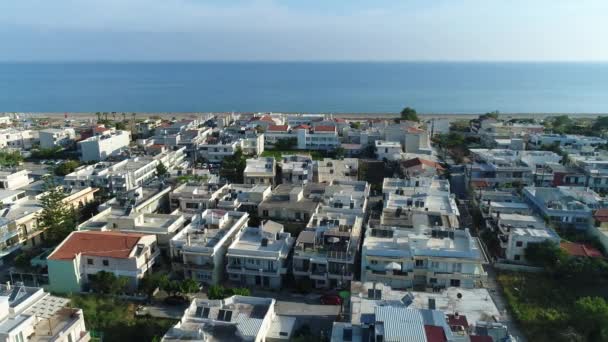 Vue aérienne : une belle ville européenne près de la mer. Toits carrelés . — Video