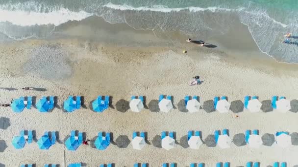 Mar y playa de arena en un día soleado, vista aérea . — Vídeos de Stock