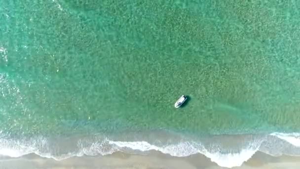 Sea, water scooter swaying on the waves, aerial view. — Stock Video