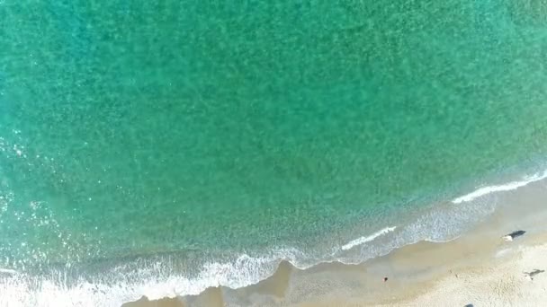 Aerial view: clear turquoise sea, sandy beach. — Stock Video