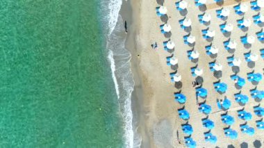Havadan görünüm: deniz kıyısı, kumsal, sahil beldesi, Yunanistan.