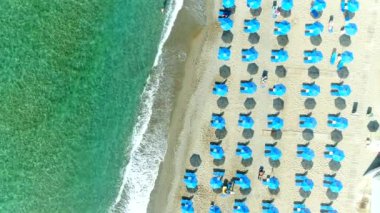 Havadan görünüm: deniz kıyısı, kumsal, güneş şemsiyeleri, deniz tesisi, Avrupa.