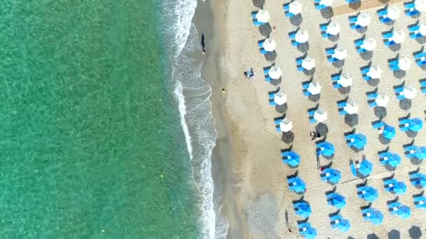 Aerial view: sea coast, sandy beach, seaside resort, Greece. — Stock Video