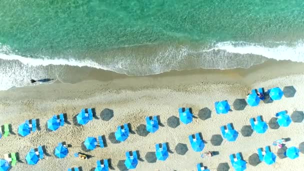 Vista aérea: costa marítima, praia de areia, guarda-sóis, resort mar, mar Mediterrâneo . — Vídeo de Stock