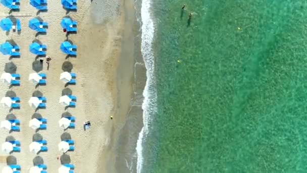 Hava: deniz kıyısı, kumsal, güneş şemsiyeleri, deniz tatil köyü, Akdeniz. — Stok video