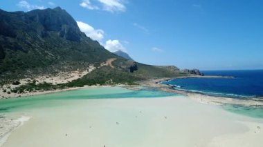 Güzel kumlu plaj, koy ve dağlar. Deniz kıyısı, lagün, havadan görünüm.