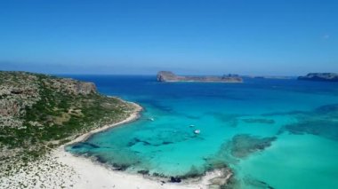 Güzel deniz adası, koy, berrak deniz, havadan görünüm.