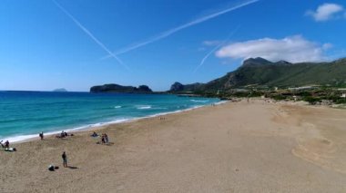 Güzel kumlu plaj, tropik ada ve sahil beldesi, Yunanistan.