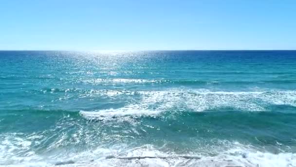 Krásné čisté moře a vlny, sluneční paprsky, mořské pozadí, letecký výhled. — Stock video