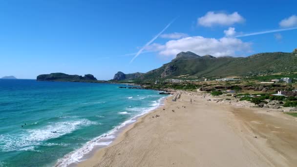 아름다운 모래 해변과 바다, 열대 섬과 해변 리조트, 공중 보기. — 비디오