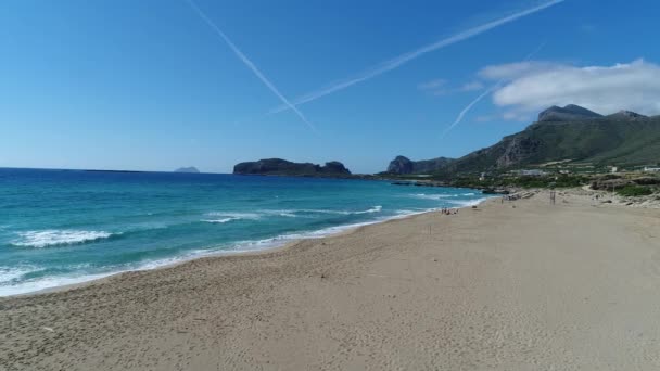 Wunderschöner tropischer Sandstrand und Meer, Luftaufnahme. — Stockvideo