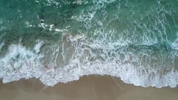 Belle mer vagues et plage de sable, mer claire, surf, vue aérienne .