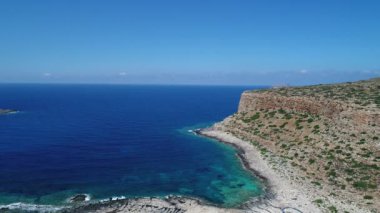 Kayalık deniz kıyısı, güzel deniz, havadan görünüm.