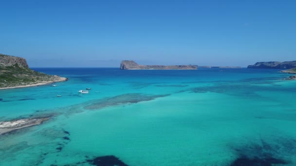 그리스, 크레타, 발로스 베이. 아름다운 모래 해변과 맑은 바다, 공중 보기. — 비디오