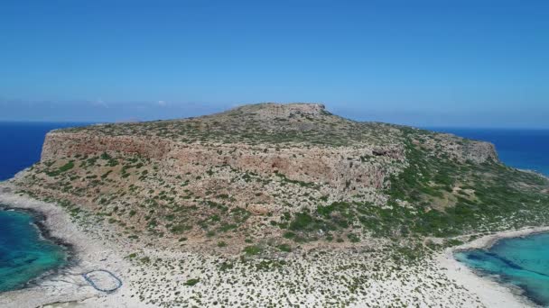 Beau panorama sur la mer, île, mer claire, vue aérienne . — Video