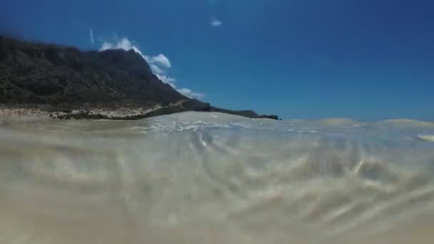 Zatoka morska, piaszczysty dół, woda przezroczysta, podwodny film. — Wideo stockowe