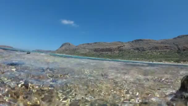 바다 파도, 베이, 사람이없는 아름다운 섬. — 비디오