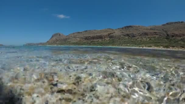 Hermoso fondo marino, olas y orilla, vídeo submarino . — Vídeos de Stock