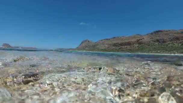 Belo fundo do mar, ondas do mar e da costa, vídeo subaquático . — Vídeo de Stock