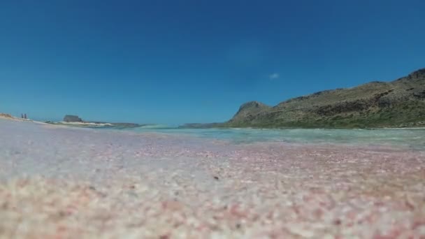 Tropický ostrov s růžovým pískem, mořskou vlnou, pláží a mořem, Střelba z vodních videí. — Stock video