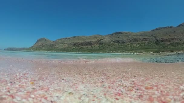 Gyönyörű tenger partja, hullámok, rózsaszín homokos strand. — Stock videók