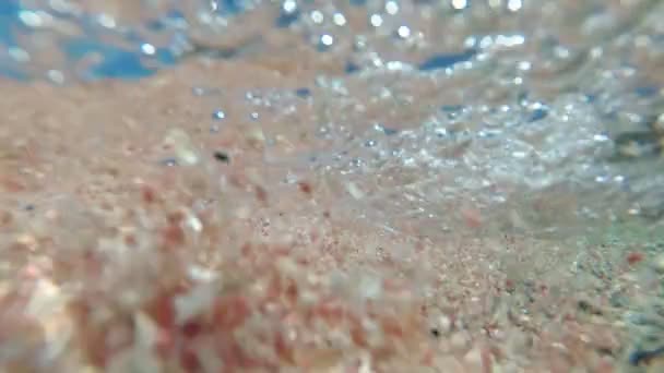 Sea Wave, surfa rosa sand, undervattens video. Vacker havs bakgrund. — Stockvideo