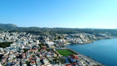 Güzel eski Avrupa Denizcilik şehri panoraması. Fayans çatıları, beyaz evler.