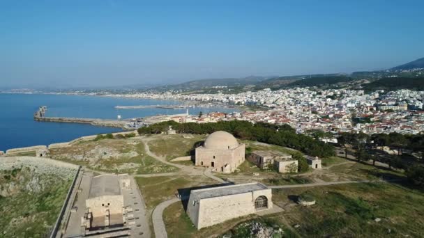 Красивый морской город Европы и старинная средневековая крепость . — стоковое видео