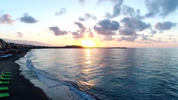 Tramonto sul mare, la città, il sole tramonta nel mare, bellissimo sfondo . — Video Stock