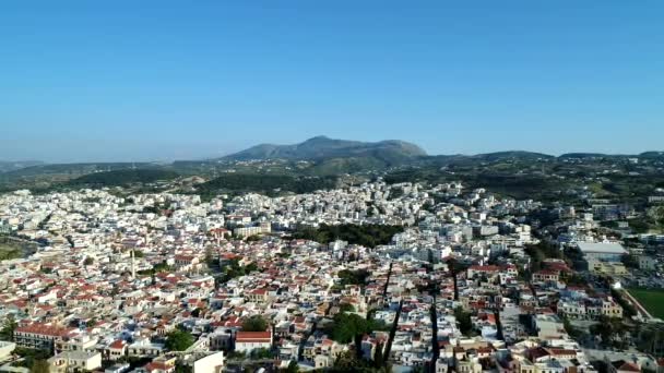Красиве старе європейське місто на тлі гір, вид з повітря. — стокове відео
