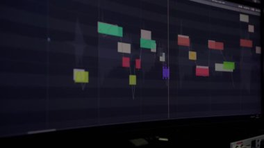 Ses mühendisi şarkıcıların vokalnotalarını düzeltir. Kayıt stüdyosu, müzik.