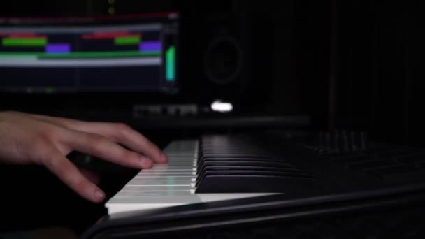 A man plays the synthesizer, hand close-up. Recording studio, composer. — Stock Video