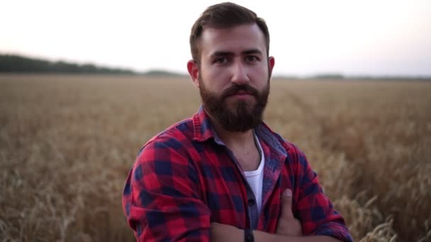 Retrato de um fazendeiro masculino moderno no fundo do trigo . — Vídeo de Stock