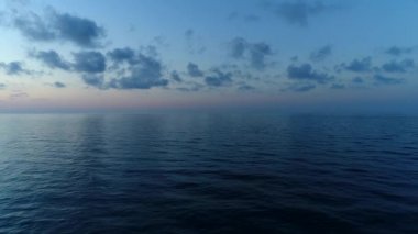 Hava panorama - akşam sakin deniz. Gün batımında karanlık deniz.