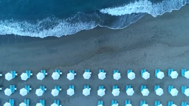 夕暮れ時のトロピカルビーチ。砂浜、夕方、海岸、航空写真. — ストック動画
