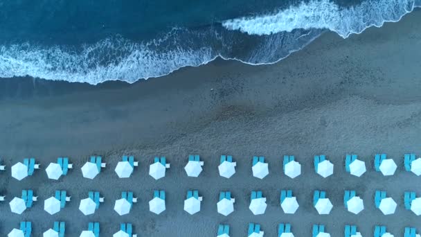 Spiaggia tropicale al crepuscolo. Spiaggia sabbiosa, sera, mare, vista aerea . — Video Stock