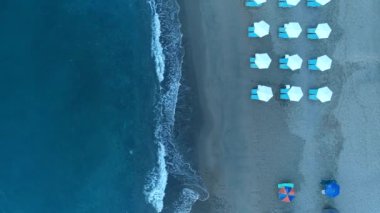 Kumlu plaj, akşam, deniz kıyısı, havadan manzara. Alacakaranlıkta tropikal plaj.