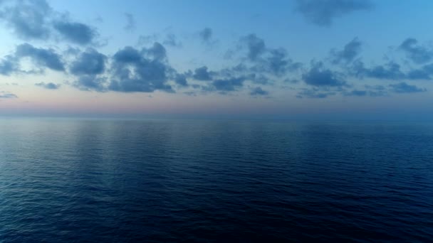 Темне море на фоні заходу сонця, красивий морський вечірній фон . — стокове відео