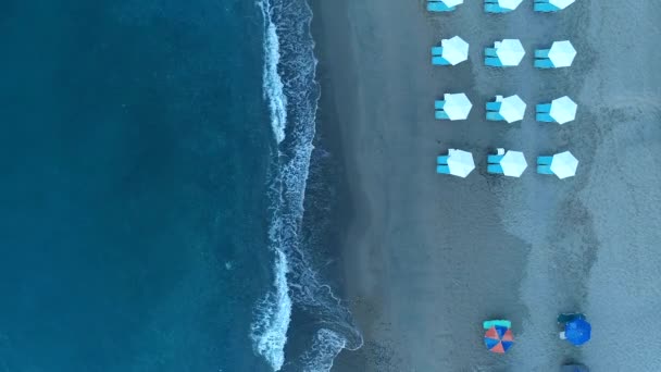 Playa de arena, noche, orilla del mar, vista aérea. Playa tropical al atardecer . — Vídeos de Stock