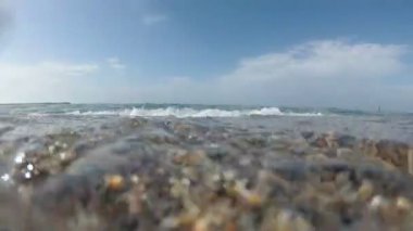 Deniz, kumlu kıyı, deniz dalgası. Güzel deniz arka plan.